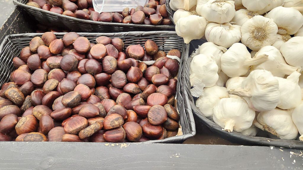 Simple displays of chestnuts focus shoppers’ attention on the product, cutting through the noise of a busy display.