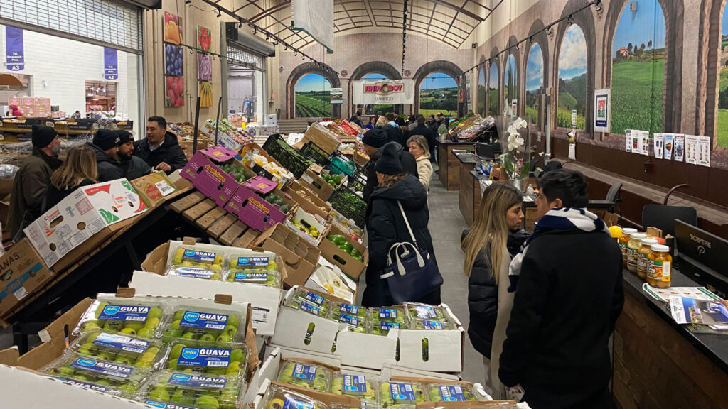 The Philadelphia Wholesale Produce Market tour included a look at wholesaler Procacci Brothers-Garden State Farms.