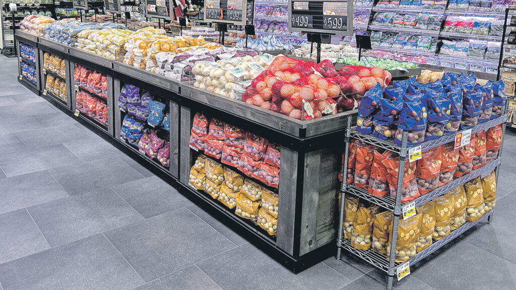 Full, well-maintained displays and clear variety separation help customers make quick decisions. Pairing onions with potatoes or meal ingredients also drives sales.