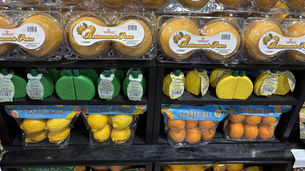 Butterscotch pears are a popular choice for Lunar New Year celebrations, prized for their crisp sweetness, golden color and elegant appearance. Often given as gifts or featured in festive displays, these premium pears symbolize prosperity, good fortune, and a sweet start to the year ahead.