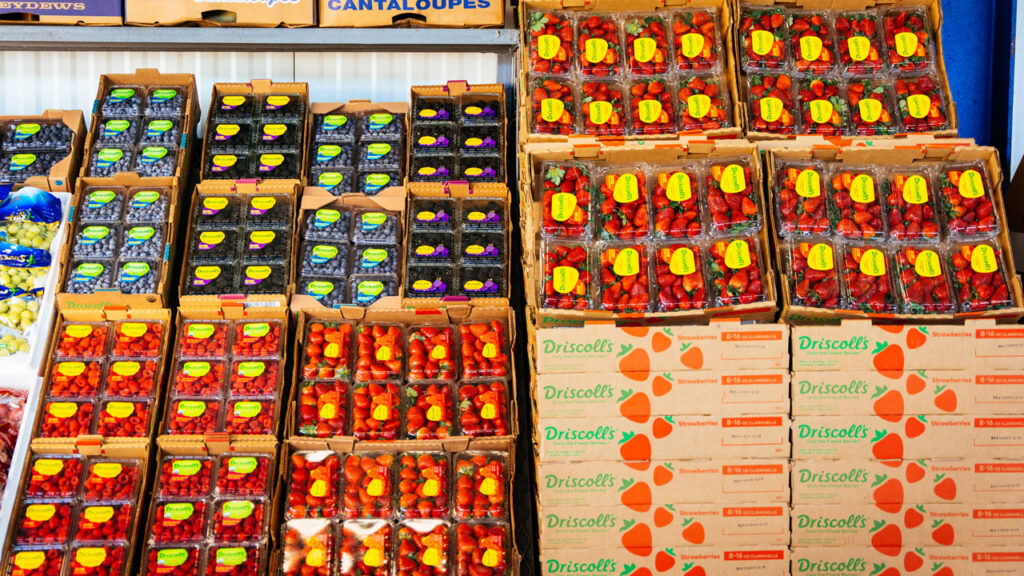 According to NielsenIQ 2026 data, shoppers want eco-friendly packaging, but they refuse to sacrifice the visibility of the fruit. Clear plastic clamshells have dominated the industry for multiple reasons — visibility for displays, ventilation for cooling, ability to maintain proper product temperature, and cost efficiency.