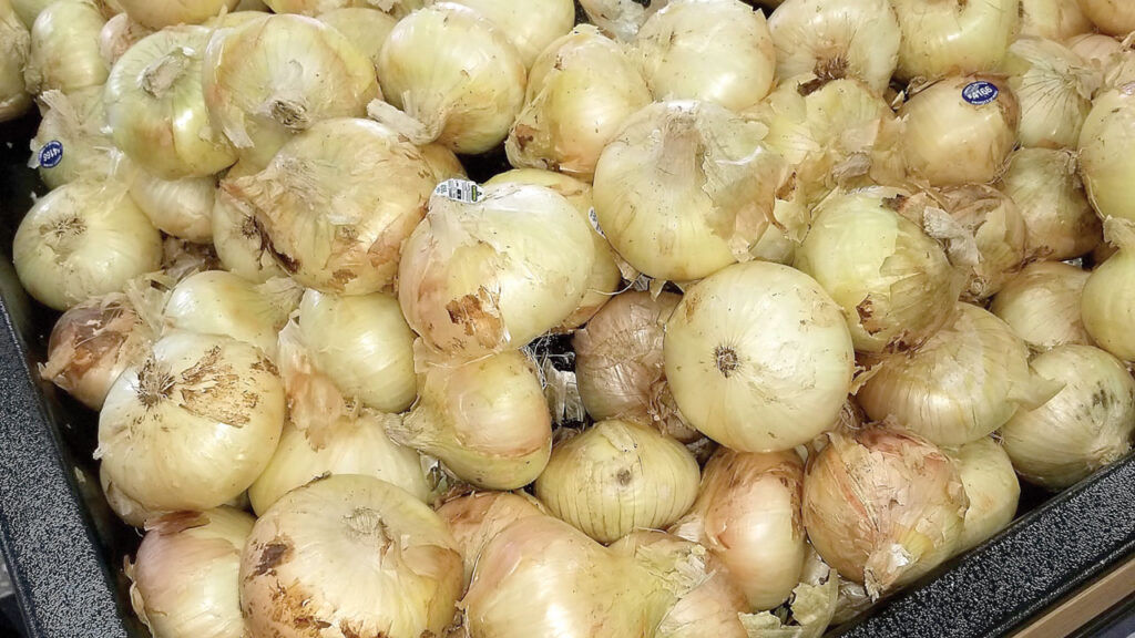 Offering both bulk and bagged Peruvian sweet onions gives shoppers flexibility, while promotions around holidays throughout the year help retailers maximize visibility and boost category sales.